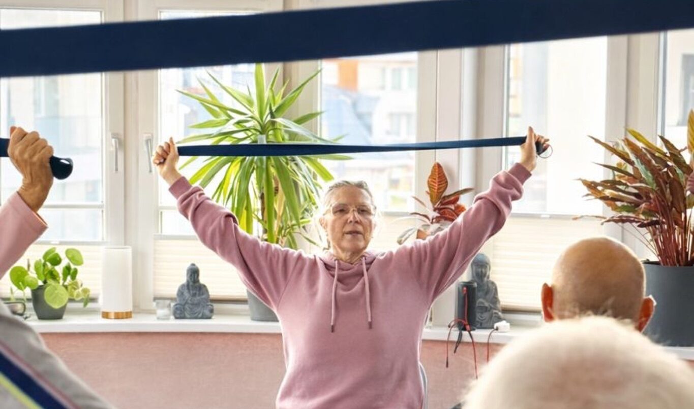Senioren machen Yoga in einem Raum